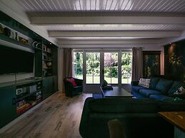 A Detached Bungalow With Outdoor Fireplace, Covered Terrace and Pond i