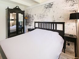 A Detached Bungalow With Outdoor Fireplace, Covered Terrace and Pond i