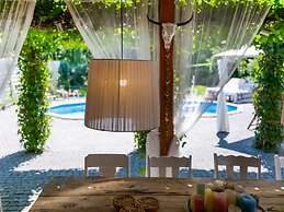 A Detached Bungalow With Outdoor Fireplace, Covered Terrace and Pond i