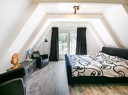 A Detached Bungalow With Outdoor Fireplace, Covered Terrace and Pond i