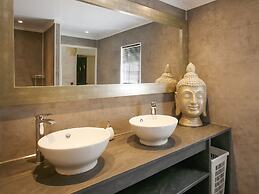 A Detached Bungalow With Outdoor Fireplace, Covered Terrace and Pond i