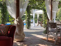 A Detached Bungalow With Outdoor Fireplace, Covered Terrace and Pond i