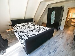 A Detached Bungalow With Outdoor Fireplace, Covered Terrace and Pond i