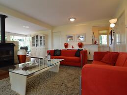 A Detached Bungalow With Outdoor Fireplace, Covered Terrace and Pond i