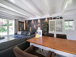 A Detached Bungalow With Outdoor Fireplace, Covered Terrace and Pond i