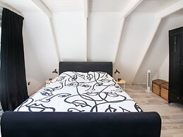 A Detached Bungalow With Outdoor Fireplace, Covered Terrace and Pond i