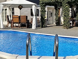 A Detached Bungalow With Outdoor Fireplace, Covered Terrace and Pond i