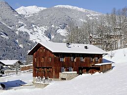 Grand Apartment in Mayrhofen With Infrared Sauna & Artistic Interiors