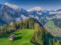 Grand Apartment in Mayrhofen With Infrared Sauna & Artistic Interiors