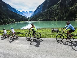 Grand Apartment in Mayrhofen With Infrared Sauna & Artistic Interiors