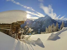 Grand Apartment in Mayrhofen With Infrared Sauna & Artistic Interiors