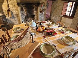 Spacious Farmhouse in Apecchio With Pool