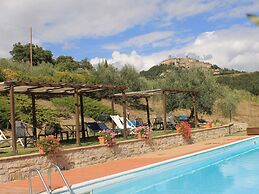 Farmhouse With Stables, Horses and the Ability to Make Horseback Ridin