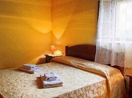 Farmhouse With Stables, Horses and the Ability to Make Horseback Ridin