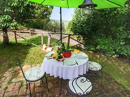 Farmhouse With Stables, Horses and the Ability to Make Horseback Ridin