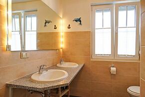 Holiday House Nightingale, Glowe