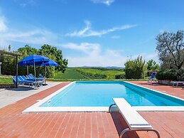 Cosy Agriturismo in Toscana With Outdoor Swimming Pool