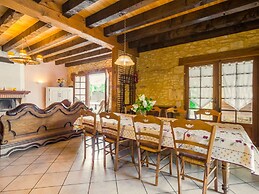 Chic Holiday Home in Siorac-en-perigord With