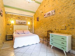 Chic Holiday Home in Siorac-en-perigord With