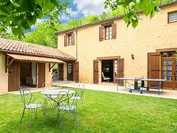 Chic Holiday Home in Siorac-en-perigord With