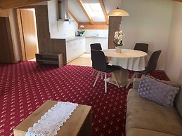 Residence Lahnhof, Laces