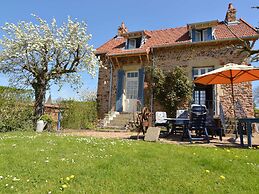 Unique Holiday Home in Saint-honore-les-bains With Garden