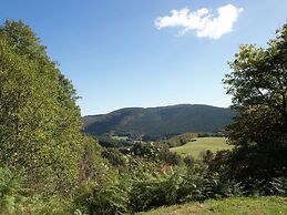 Unique Holiday Home in Saint-honore-les-bains With Garden