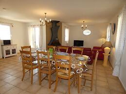 Inviting Villa in Saint Paul Trois Chateaux With Pool