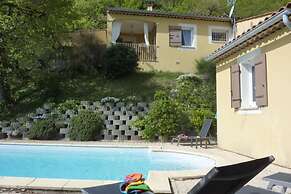 Inviting Villa in Saint Paul Trois Chateaux With Pool