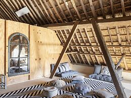 Luxuriously Restored Farmhouse With Trendy Interior Close to sea and F