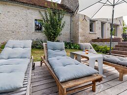 Charming Holiday Home in Yevre-la-ville With Pool
