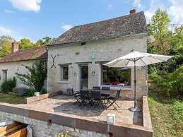 Charming Holiday Home in Yevre-la-ville With Pool
