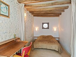 Charming Holiday Home in Yevre-la-ville With Pool