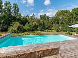 Charming Holiday Home in Yevre-la-ville With Pool