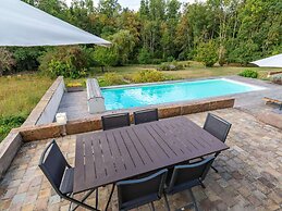 Charming Holiday Home in Yevre-la-ville With Pool