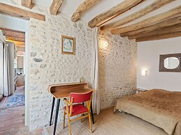 Charming Holiday Home in Yevre-la-ville With Pool
