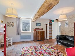 Charming Holiday Home in Yevre-la-ville With Pool