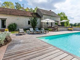 Charming Holiday Home in Yevre-la-ville With Pool