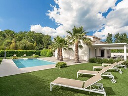Luxurious Villa in Saint Genies de Fontedit With Heated Pool
