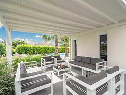 Luxurious Villa in Saint Genies de Fontedit With Heated Pool