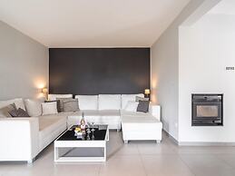 Luxurious Villa in Saint Genies de Fontedit With Heated Pool