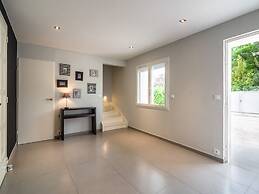 Luxurious Villa in Saint Genies de Fontedit With Heated Pool