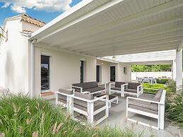 Luxurious Villa in Saint Genies de Fontedit With Heated Pool