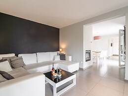 Luxurious Villa in Saint Genies de Fontedit With Heated Pool