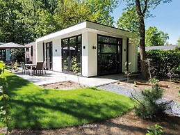 Luxury Chalet With Dishwasher, in a Holiday Park in the Middle of De V
