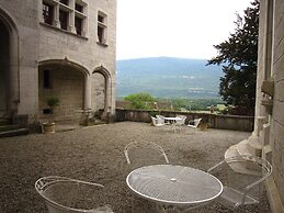 Renovated Castle Apartment With Swimming Pool