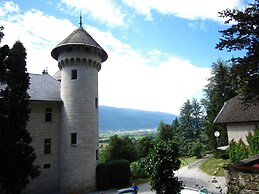 Renovated Castle Apartment With Swimming Pool