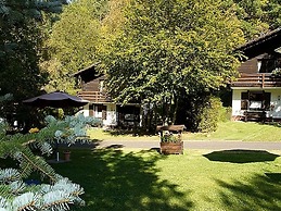 Cozy Chalet With Fireplace, Located in Wooded Area