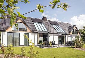 Semi-detached, Luxury Villa With 3 Bathrooms, sea at 400 m