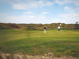 Nice Bungalow With Dishwasher in a Holiday Park 1.2 km. From the sea o